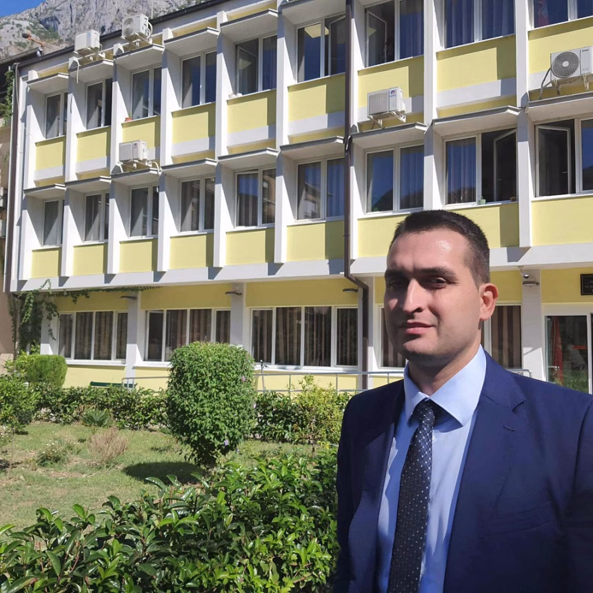 (FOTO) Jovanović nakon pretresa u kotorskom sudu:  Cijeli slučaj u vezi napada ima političku pozadinu i vođen je uz brojne propuste