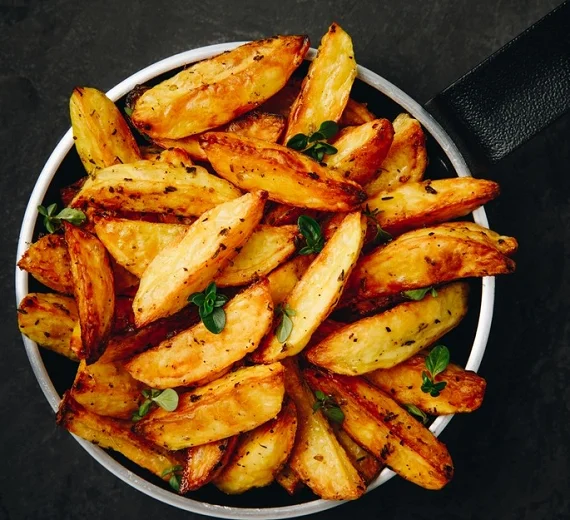 Pekarski krompir sa ajvarom: Ova kombinacija će vas raspametiti