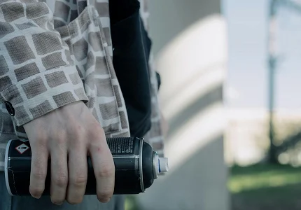 Zbog ispisivanja grafita na potpornom zidu na Brajićima prekršajno će odgovarati četiri osobe