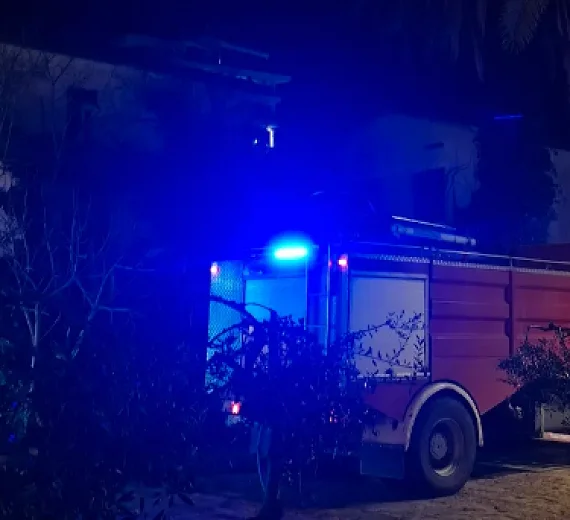 Ponovo gori Žuta kuća kod Starog grada u Budvi