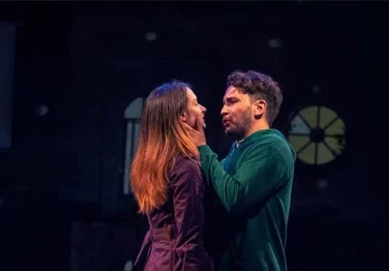 Reviju besplatnih predstava u Budvi zatvara romantična komedija „Ne možeš pobjeći od nedjelje“