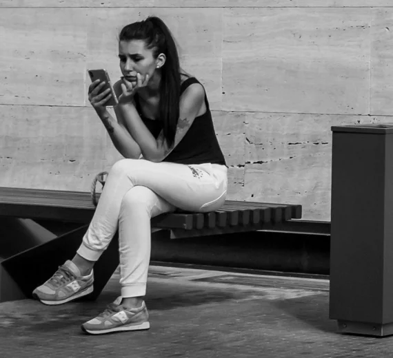 Umreženi, a sami: iluzija povezanosti u digitalnom dobu