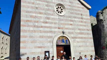 Raspored vjeronauke i hora u crkvi Svete Trojice