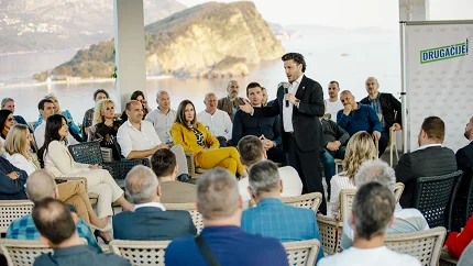 Budvanska URA: Nema te fotelje koja može kupiti obraz, Sveti Stefan, Slovensku i Budvu