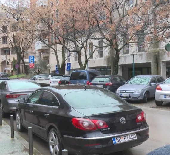 Nedoumice u vezi zonskog parkiranja: Zašto mještani i uz propusnicu moraju da traže slobodno mjesto?