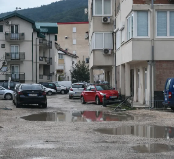 Stanari Dubovice 20 godina čekaju asfalt, svaka kiša donosi iste probleme