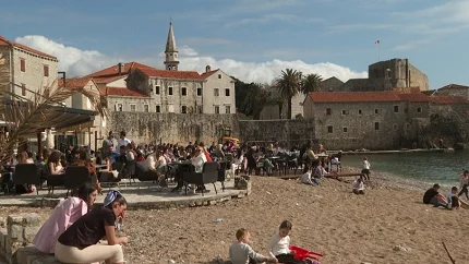 Turisti iz različitih krajeva svijeta provode sunčan vikend u Budvi