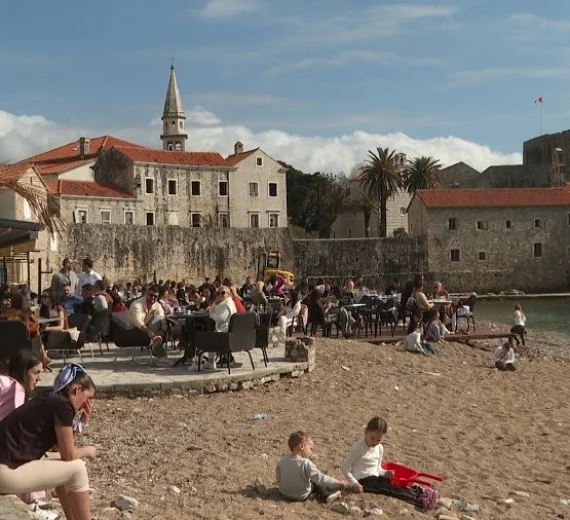 Turisti iz različitih krajeva svijeta provode sunčan vikend u Budvi