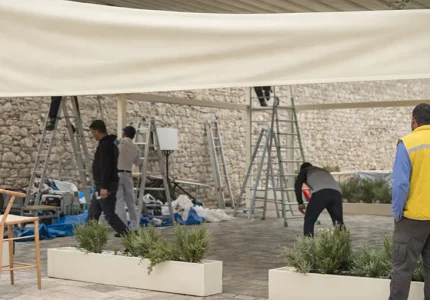 Vlasnici ugostiteljskih objekata u Starom gradu započeli uklanjanje tendi po nalogu Komunalne inspekcije