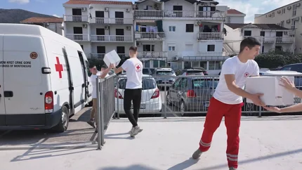 Budva: Crveni krst obezbijedio pakete pomoći za socijalno ugrožene sugrađane