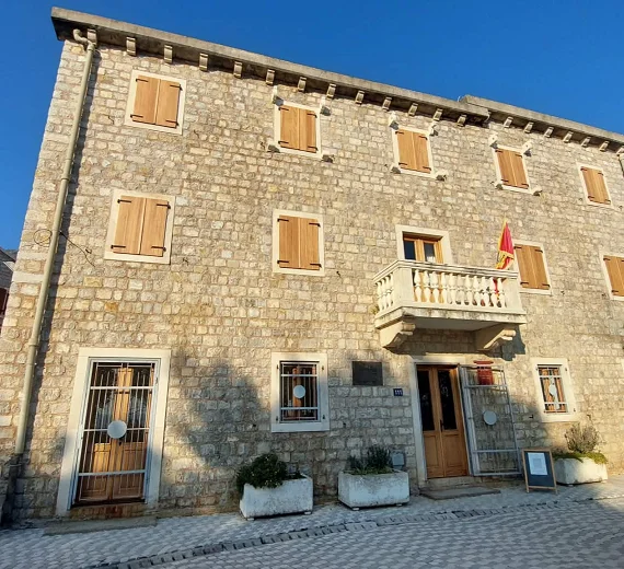 Francuska kinematografija u Petrovcu: Projekcija filma „Ljutita Ani“ ove subote u Crvenoj komuni