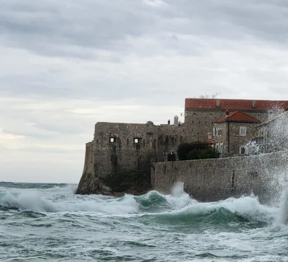 Sjutra pretežno oblačno, mjestimično kiša