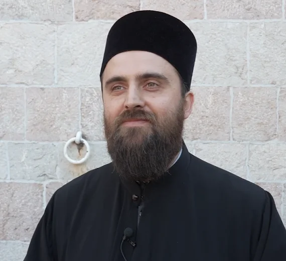 (VIDEO/FOTO) Vaskrs u Budvi: Protojerej Aleksandar Lekić o tajni praznika koji mijenja smisao ljudskog postojanja