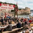 Prvi maj nekad i sad: Od zajedničke trpeze u borovoj šumi do evropske prestonice maski