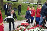 „Serdar“ položio vijenac u Murinu: Sjećanje na nevine žrtve NATO agresije kao trajna obaveza i opomena