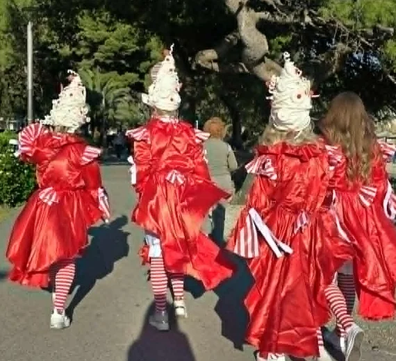(FOTO) Počeo Abrum, veselje, muzika i igra na ulicama Budve