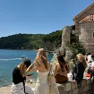 (FOTO) Dan nakon karnevala trgovi i bašte kafića u Budvi bili prepuni turista