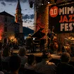 Džez magija između budvanskih crkava: Jubilarni festival „Atribut“ slavi lik Mima Mitrovića i deset godina rada NVO Feral
