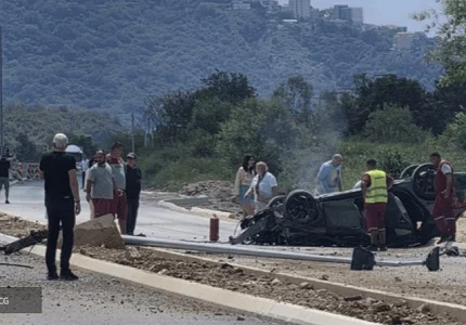 Udes u Lastvi Grbaljskoj: Vozilo završilo na krovu, dvije osobe povrijeđene
