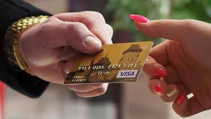 Banka Rusije najavila povlačenje Visa i Mastercard kartica