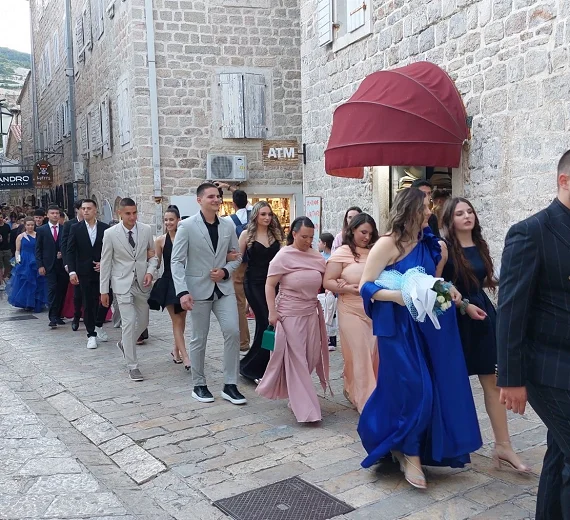 FOTO) Kruna ljepote i mladosti: Defile budvanskih maturanata