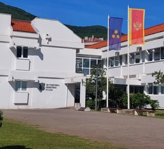Opština Budva: Budva na udaru, Vlada i Morsko dobro nezakonitim odlukama pretvaraju obalu u vašarište i trajno devastiraju prostor