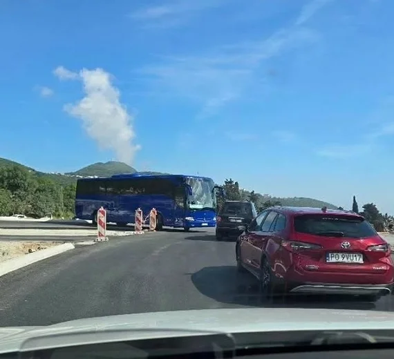 Budva: Autobusom u suprotan smjer na kružnom toku kod Topliša