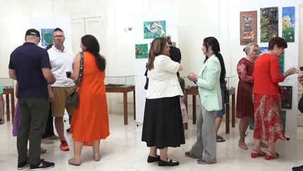 (FOTO/VIDEO) Otvorena izložba „Grad u bojama mladih“