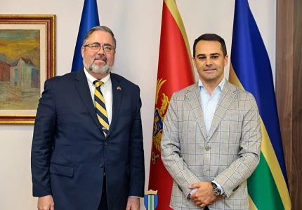 Predsjednik Opštine Bar Dušan Raičević ugostio otpravnika poslova Ambasade SAD-a Majkla Kiza