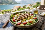 Osvježavajuća ljetnja obrok-salata sa piletinom