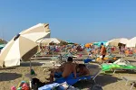 Problem plažnog mobilijara: Pravilnik jedno, stanje na Bečićkoj plaži drugo