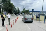 Ko “priđe”, mora da plati od dva do 30 eura: Naplata parkinga kod Aerodroma Tivat izazvala nezadovoljstvo korisnika