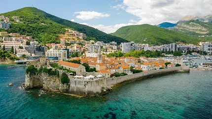 Predstavnici Turističke organizacije Budva obradovali turiste i građane poklonima