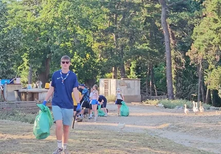 Turisti iz Belgije čistili tvrđavu Vrmac sa našim omladincima