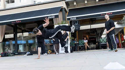 Prvi Tivat Street Art festival otvorio gradske trgove umjetnošću i spektakularnim uličnim performansima