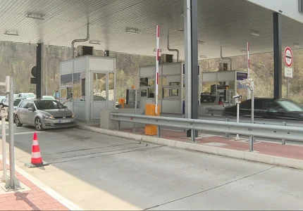 Umjeren saobraćaj, tokom dana očekuju se gužve na većini putnih pravaca