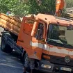Pauk služba pomjerala automobile da bi komunalci ispraznili kontejnere