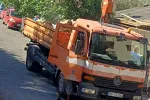 Pauk služba pomjerala automobile da bi komunalci ispraznili kontejnere
