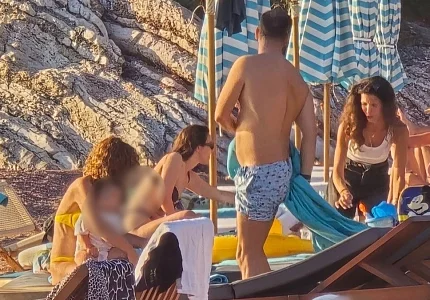 Spajić na plaži Svetog Stefana, mještani, građani i turisti iza ograde