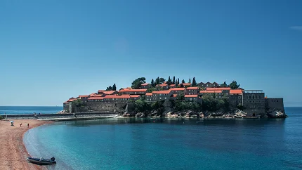 Nezadovoljstvo u MZ Sveti Stefan: Režim korišćenja plaža direktno ugrožava lokalni turizam
