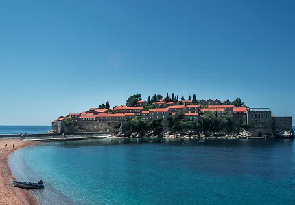 Nezadovoljstvo u MZ Sveti Stefan: Režim korišćenja plaža direktno ugrožava lokalni turizam