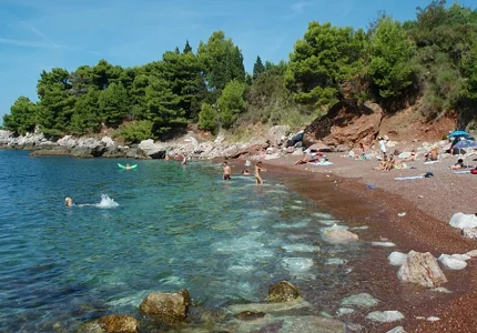 Blokiran ulaz na Crvenu plažu: Metalna kapija i staza na državnoj parceli, opštinska inspekcija na potezu