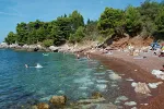 Blokiran ulaz na Crvenu plažu: Metalna kapija i staza na državnoj parceli, opštinska inspekcija na potezu