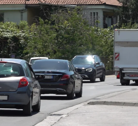 Pojačan saobraćaj ka Budvi i primorju: AMSCG apeluje na oprez zbog visokih temperatura