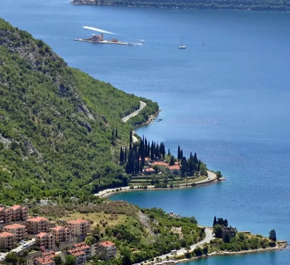 Turistkinja u Risnu doživjela neprijatnost – Nadam se da možemo da uživamo na javnim mjestima bez osjećaja da smo nekome “zauzeli njegovu zemlju“