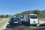 Saobraćajni haos na prilazima tivatskom aerodromu – propise krši ko prije stigne, policije nema na terenu