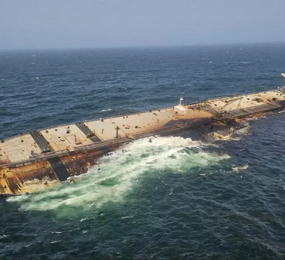 Tanker kod Omana sve dublje u moru: Nafta curi, spasioci čekaju