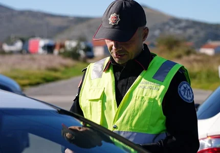 Zbog odbijanja alkotesta i vrijeđanja policajaca kažnjen 1,95 hiljada eura
