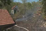 Nikšićki vatrogasci spašavaju kuće u Klenku, jedna već izgorjela, stradale i pčele i štala