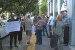 Porodice pritvorenika protestovale ispred Višeg suda: „Poštovati Ustav, zakon i pretpostavku nevinosti“